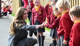 Kate Middleton in ginocchio tra i bambini. E il suo look manda un potente messaggio