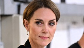Kate Middleton in fabbrica, grembiule e capelli raccolti: mai vista così