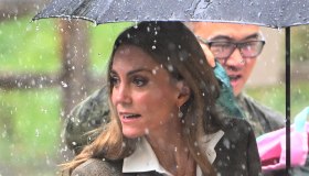 Kate Middleton rompe il protocollo davanti a tutti: il gesto di protezione
