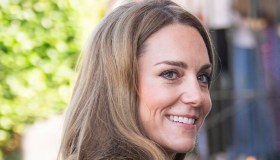 Kate Middleton, il tailleur è perfetto. Ma con le mani è un disastro