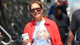 Le Mary Jane in velluto indossate da Katie Holmes sono la nostra ossessione dell’autunno