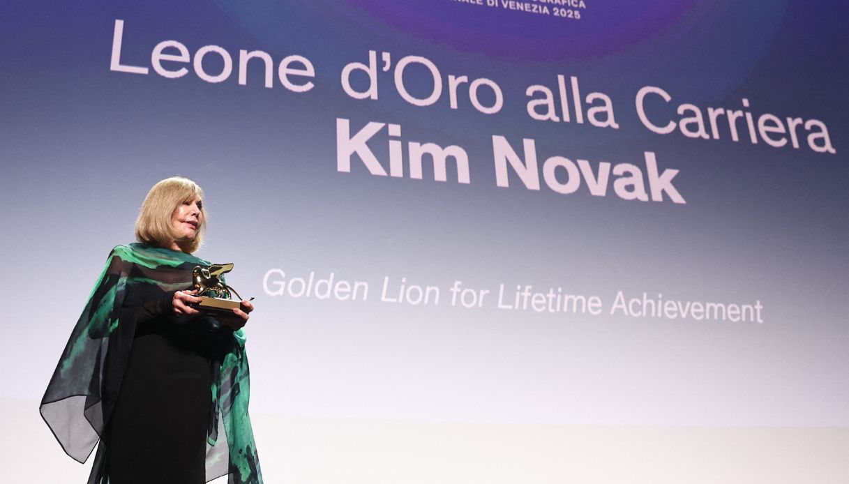 Kim Novak riceve il Leone d'Oro alla carriera