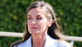 Letizia di Spagna, il tailleur glaciale per il viaggio di Stato in Egitto