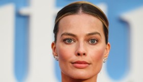 Margot Robbie, tributo ad Armani con l’abito gioiello nude che lascia senza fiato