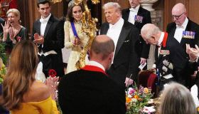 Re Carlo al gala: Melania Trump a spalle nude, Kate Middleton divina e occhiatacce