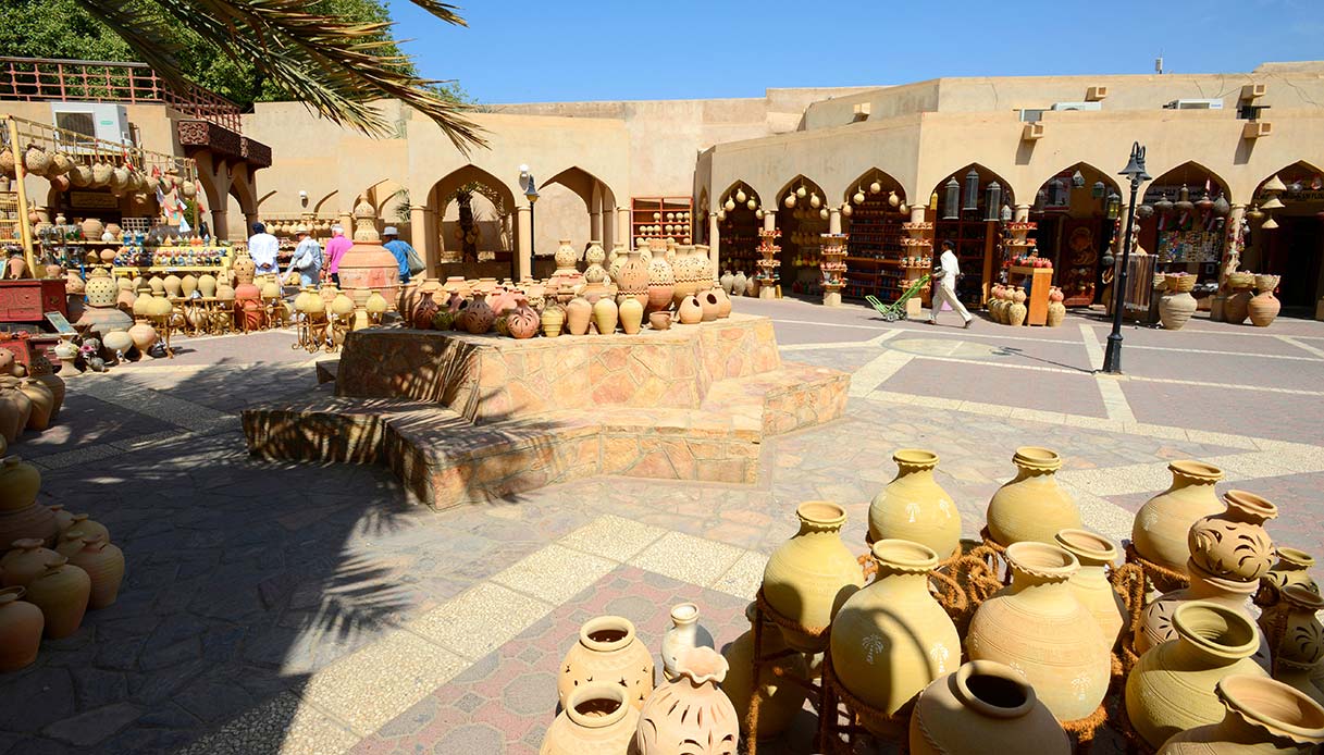 vasi e ceramiche in terracotta esposti in un mercato tradizionale all’aperto