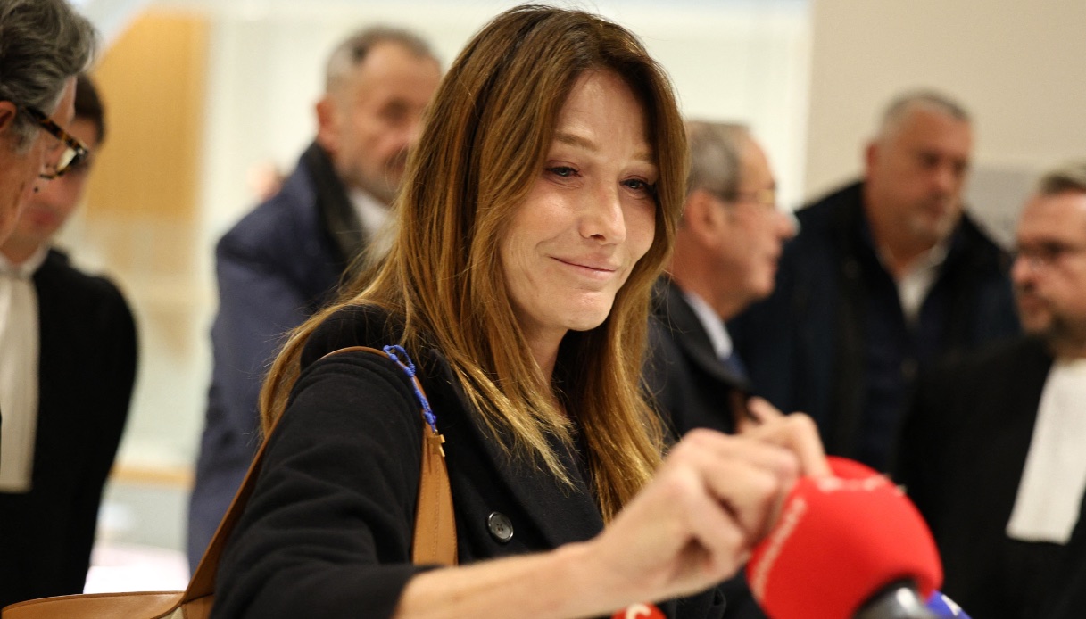 Nicolas Sarkozy condannato, Carla Bruni afferra un microfono in tribunale: il gesto simbolico