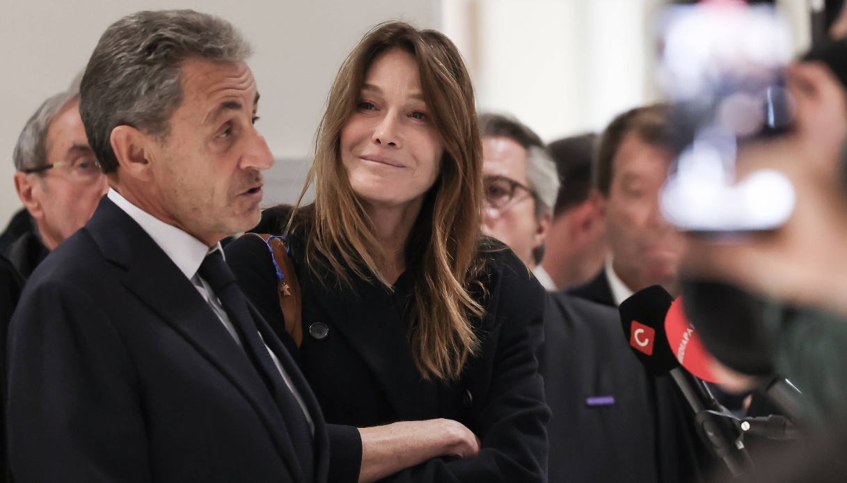 Carla Bruni difende Sarkozy in tribunale