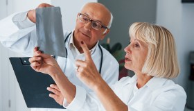 Osteoporosi, chi salta la colazione e cena tardi rischia di più: lo studio giapponese