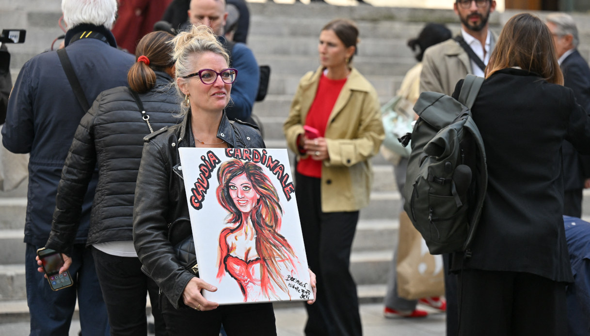 Il pubblico ai funerali di Claudia Cardinale