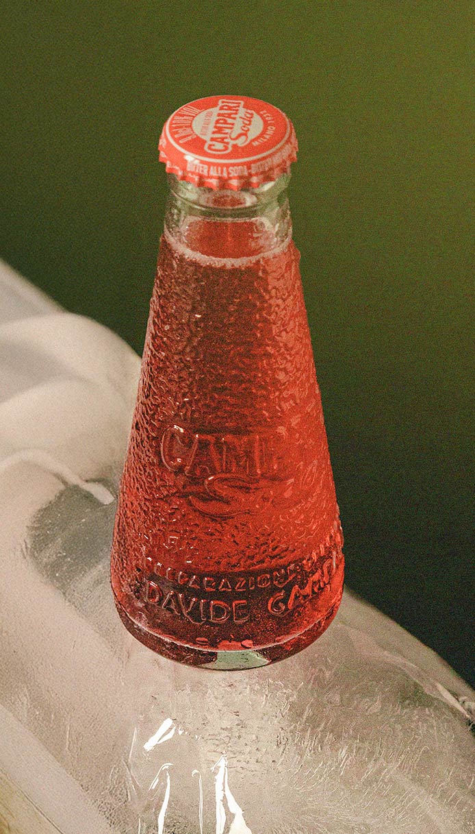 Bottiglietta Campari Soda in vetro rosso con forma conica, esempio di packaging di design riconoscibile