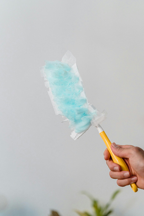 Scopa Swiffer con manico giallo e panno catturapolvere, prodotto innovativo per la pulizia domestica