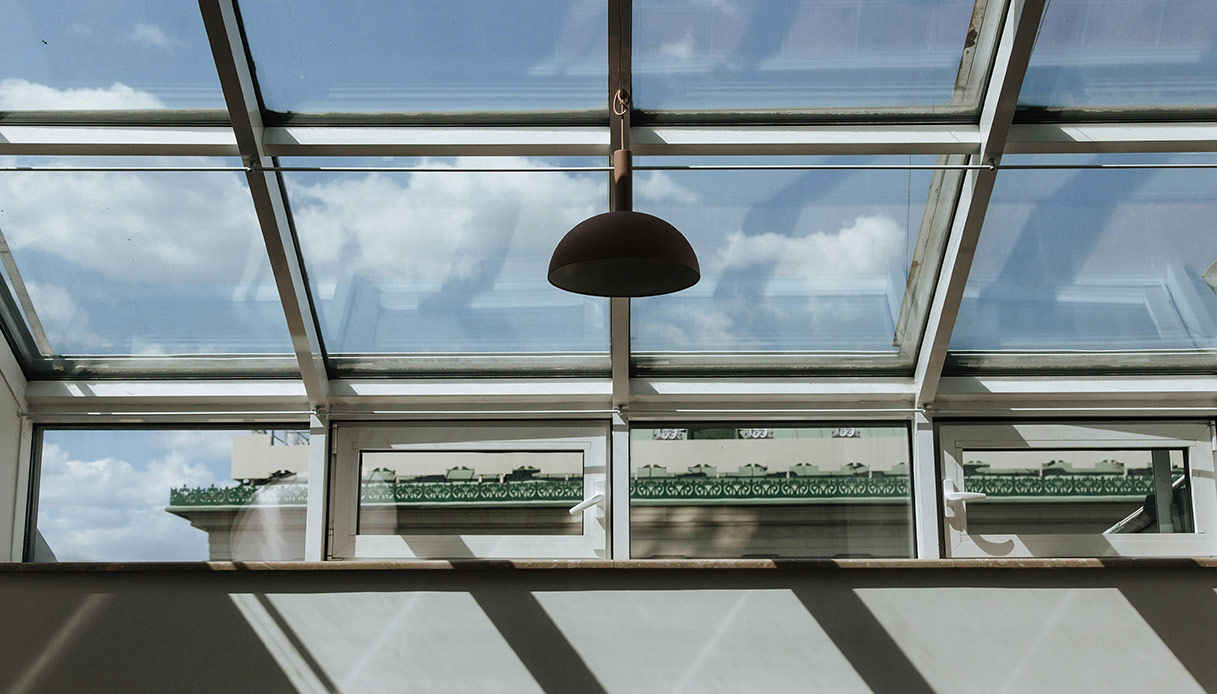 Ampie finestre panoramiche sul tetto che illuminano l&rsquo;ambiente interno
