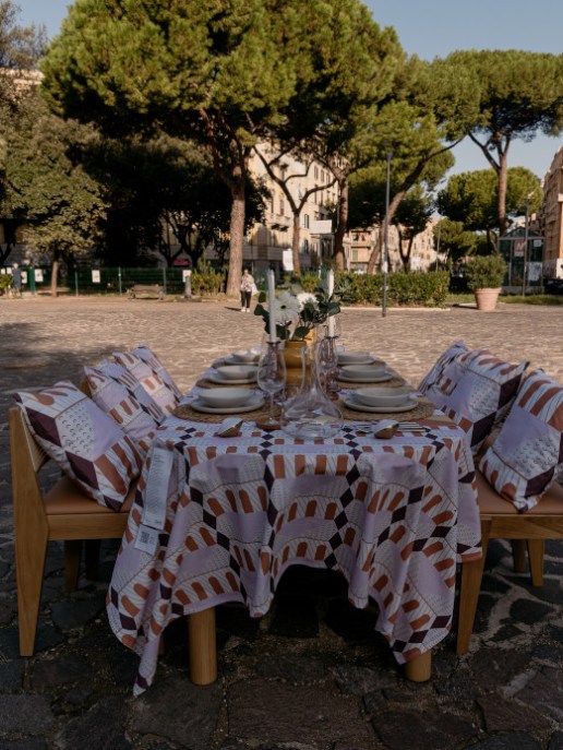 La tavola in giro di Piazza Re di Roma