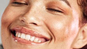 Denti bianchi, anzi bianchissimi: 4 sbiancamenti dentali low cost da fare a casa (senza rovinare lo smalto)