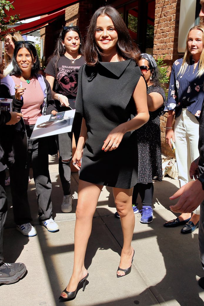 Selena Gomez, minidress nero Jacquemus