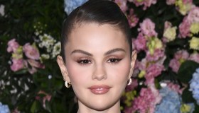 Selena Gomez, il ritorno del minidress raffinato: due look impeccabili in un solo giorno