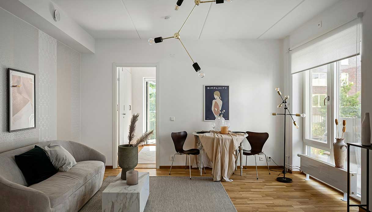 Soggiorno contemporaneo arredato in stile minimal con dettagli moderni e luce naturale