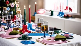 Gustaf Westman trasforma la tavola delle feste: design arrotondato e colori pop