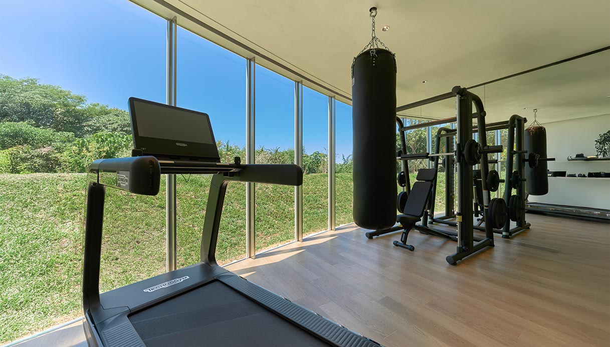 Palestra della villa Earth con vista sul verde esterno