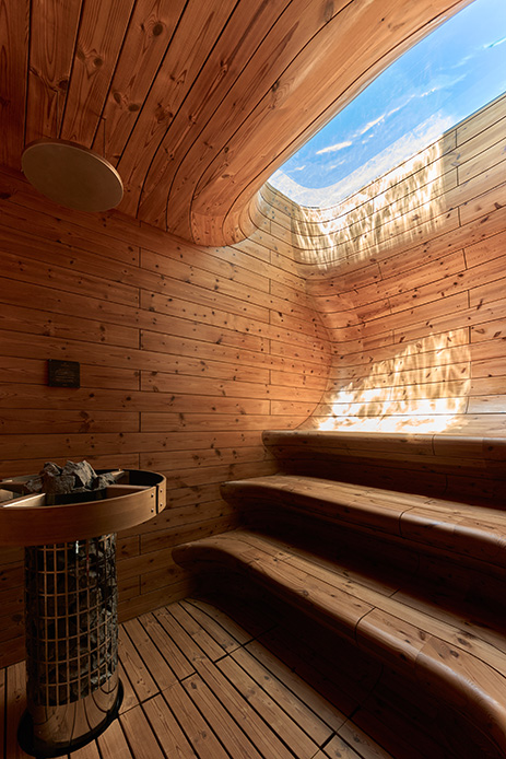 Sauna della villa Earth con rivestimento in legno e luce naturale