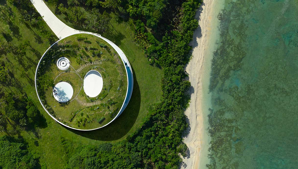 Villa Earth di Sou Fujimoto vista dall’alto, integrata nella natura di Ishigaki