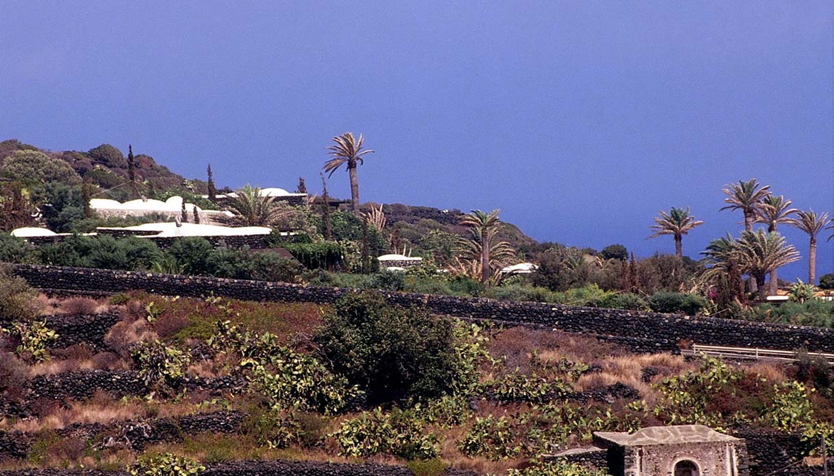 Vista panoramica della villa di Giorgio Armani a Pantelleria circondata da vegetazione e palme