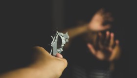 Uccisa in strada dall’ex marito davanti al nipote di 12 anni