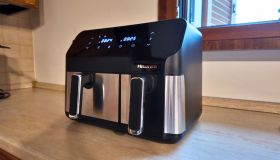 La friggitrice ad aria Hisense che cucina due piatti insieme