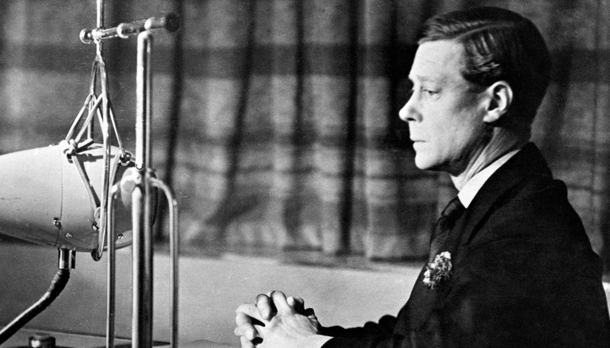 Edoardo VIII comunica la sua abdicazione tramite un discorso trasmesso alla radio