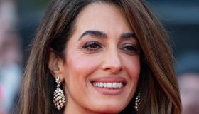 Amal Clooney, in total pink con paillettes conquista Londra