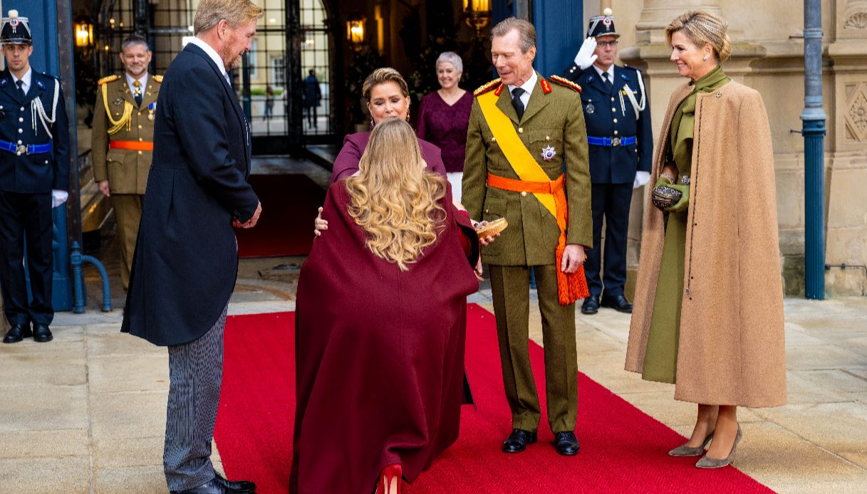 Amalia d'Olanda si inchina davanti ai Granduchi del Lussemburgo