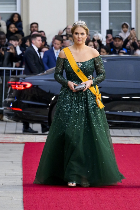 Amalia scintillante con il lungo abito verde