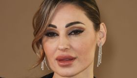 Anna Tatangelo in top e leggings mostra il pancione