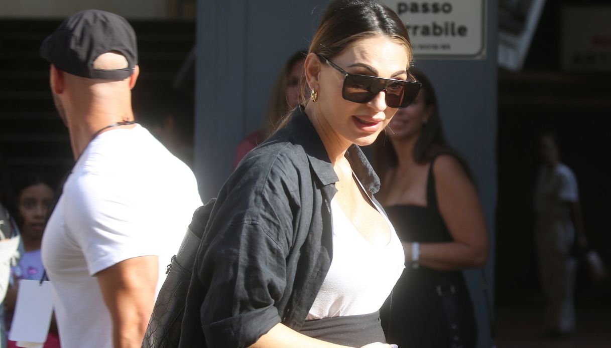 Anna Tatangelo mostra il pancione