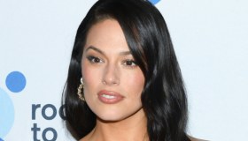 Ashley Graham una di noi. Il segreto dei suoi capelli perfetti è una tinta da fare in casa che costa meno di 10 euro