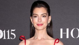 Anne Hathaway, visione in rosso ai premi di Women’s World Daily