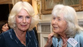 Jilly Cooper, morta l’autrice di indimenticabili storie d’amore: i libri che l’hanno resa un’icona