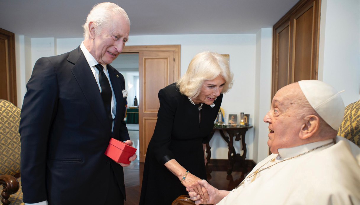 Re Carlo III e la Regina Camilla durante un incontro privato con Papa Francesco, il 9 aprile 2025