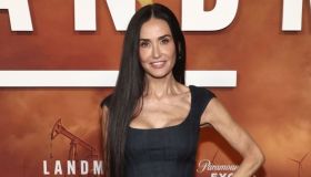 Demi Moore, il look minimal chic sul red carpet di Landman 2