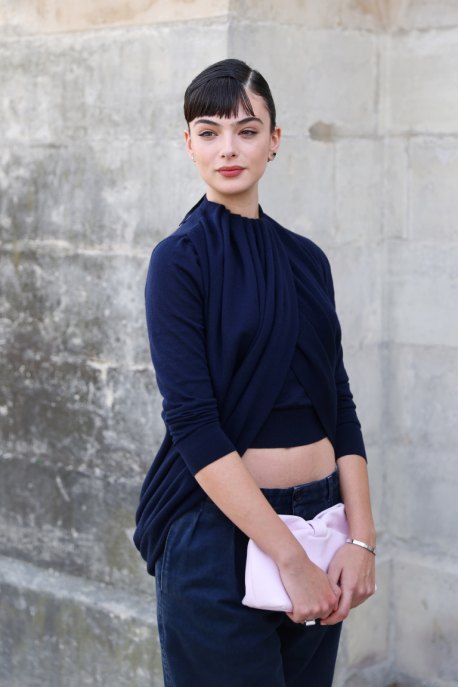 Deva Cassel cede alla frangia, il cambio look della figlia di Bellucci alla Paris Fashion Week 2025