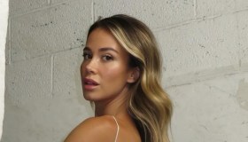 Diletta Leotta accende l’autunno con il mini dress con stampa multicolor