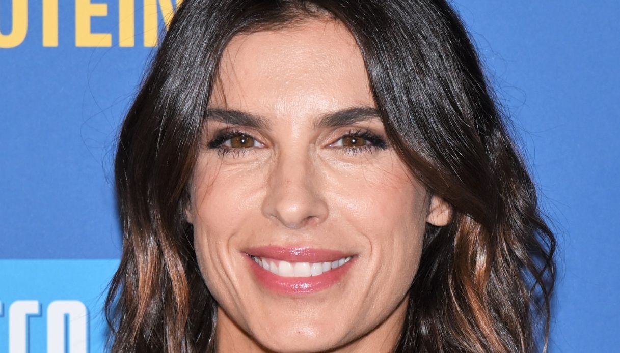 Elisabetta Canalis maestra d’eleganza: l’abito bianco con dettaglio gioiello Elisabetta Canalis maestra d’eleganza: l’abito bianco con dettaglio gioiello