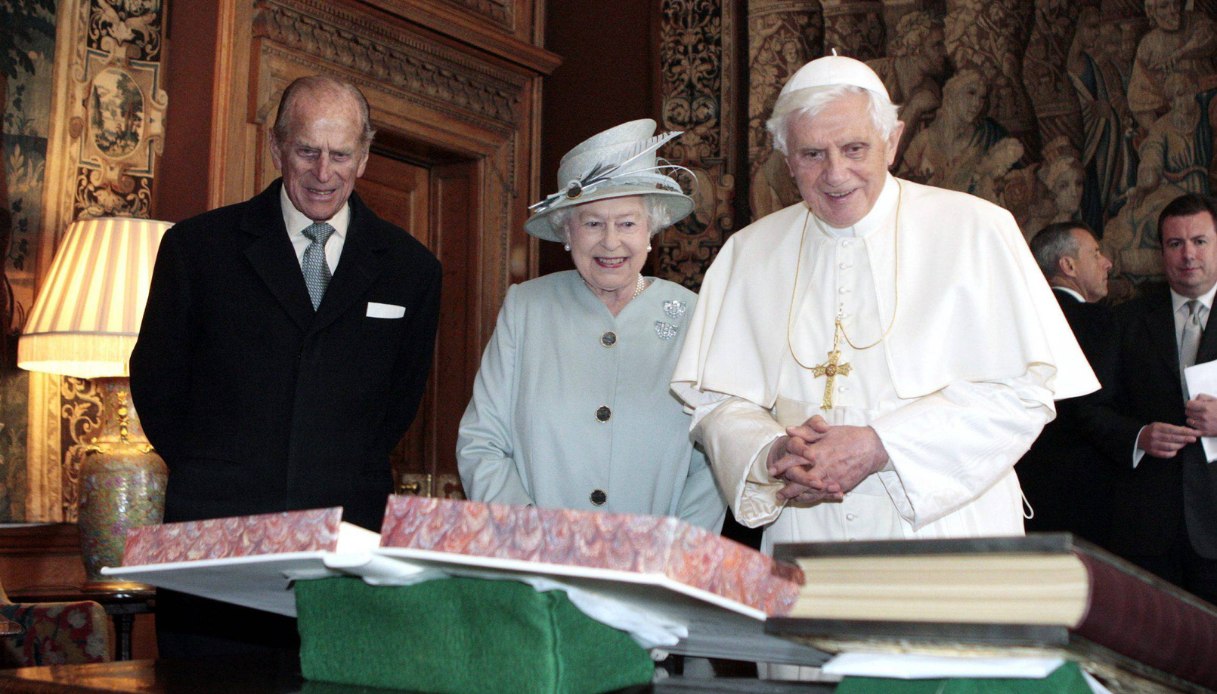 Il Duca di Edimburgo osserva mentre la Regina Elisabetta II parla con Papa Benedetto XVI e si scambiano doni durante un'udienza al Palazzo di Holyroodhouse a Edimburgo