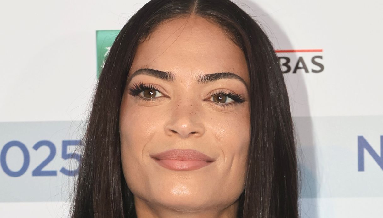 Elodie inaugura il suo tour in un prezioso abito gioiello personalizzato Elodie inaugura il suo tour in un prezioso abito gioiello personalizzato