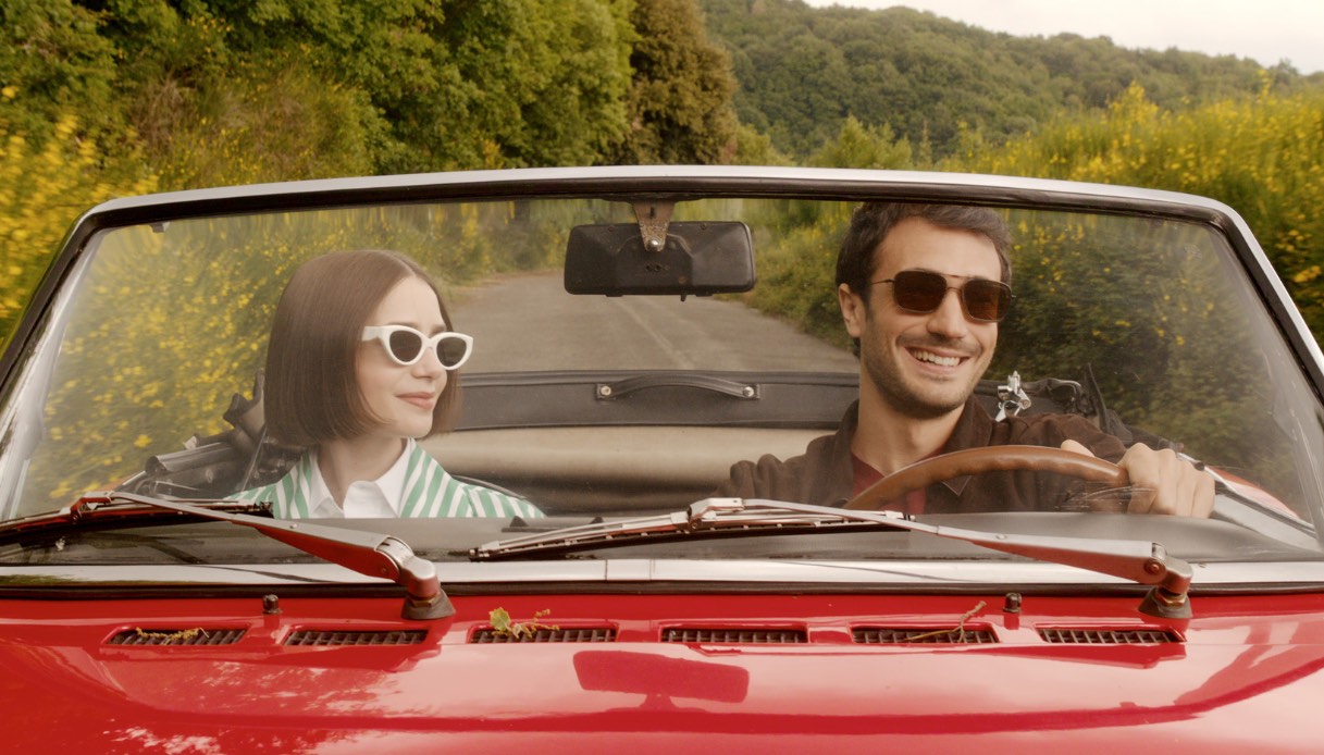 Lily Collins e Eugenio Franceschini in Emily in Paris 5