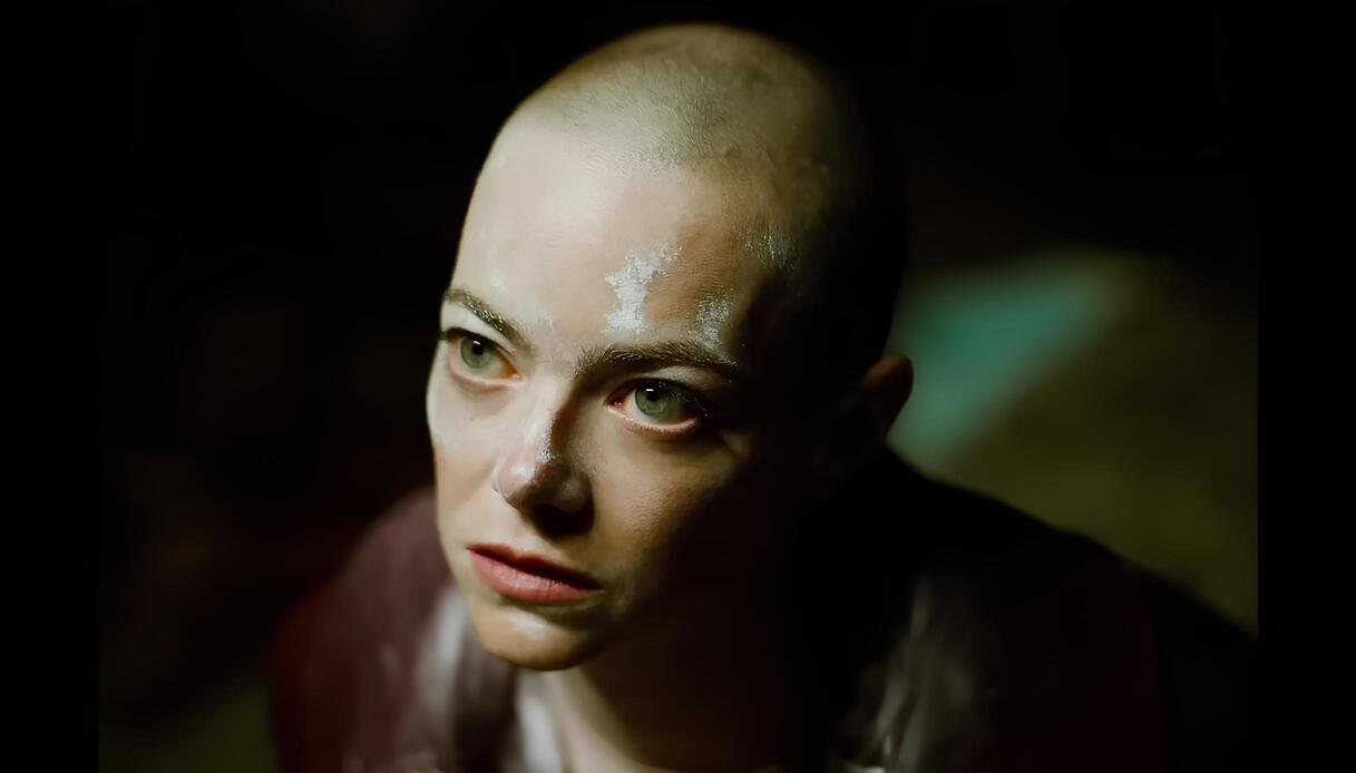 Movie Look Addicted: “Bugonia”, i significati dei costumi nel nuovo film con Emma Stone Movie Look Addicted: “Bugonia”, i significati dei costumi nel nuovo film con Emma Stone