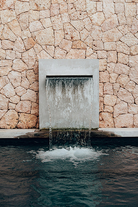 Fontana a parete in pietra naturale con cascata d’acqu