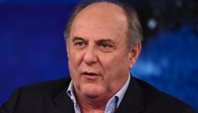 Gerry Scotti risponde a Stefano De Martino su Affari Tuoi: “Un piacere”