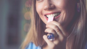 Chewing gum, i benefici della gomma da masticare per l’igiene orale: quando usarla